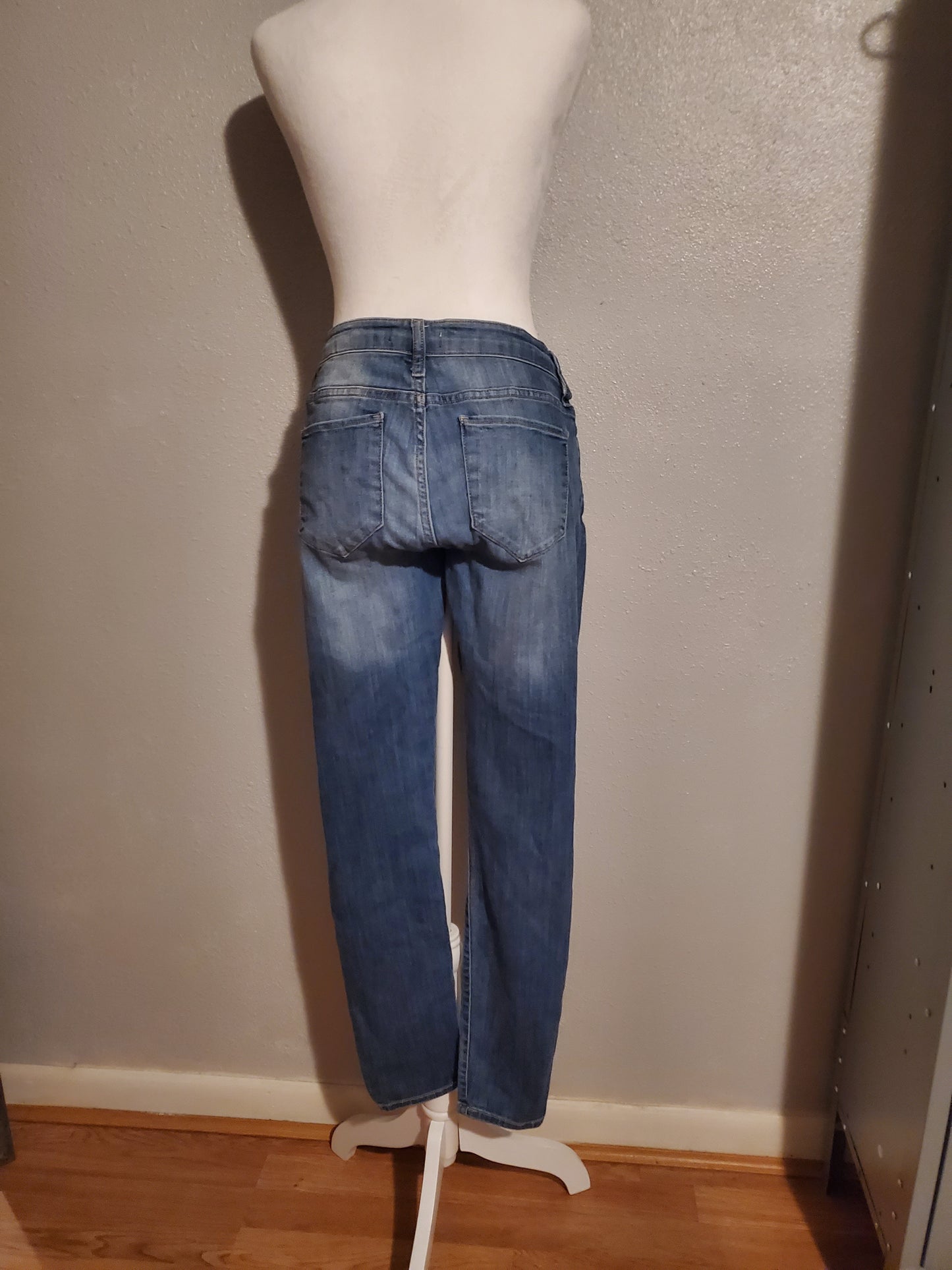 Blue Jeans Torn 1E