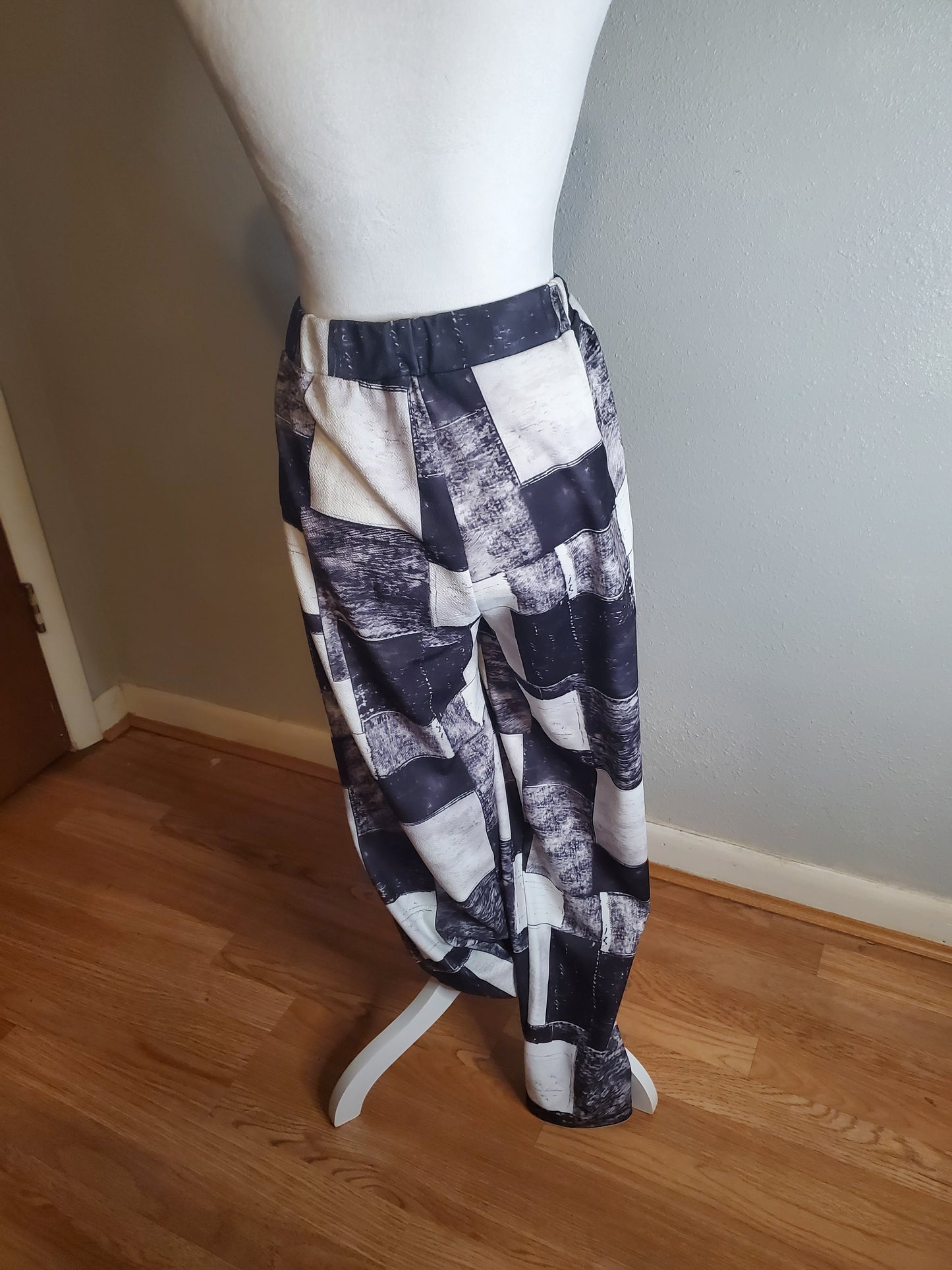 Checkered black and white sweatpants 37E Size 1xl Never Worn