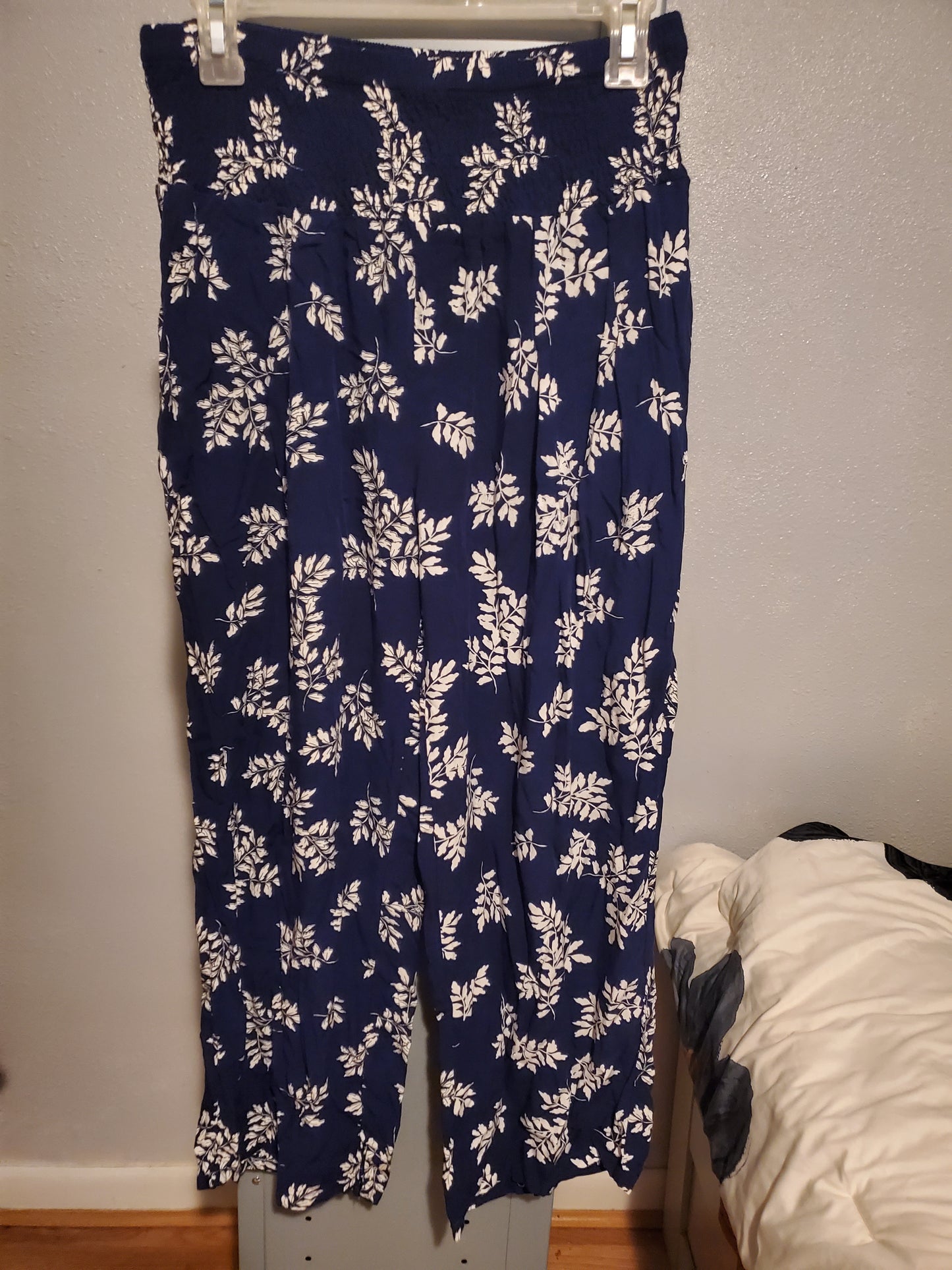 Black Pants w/white leaves 7E