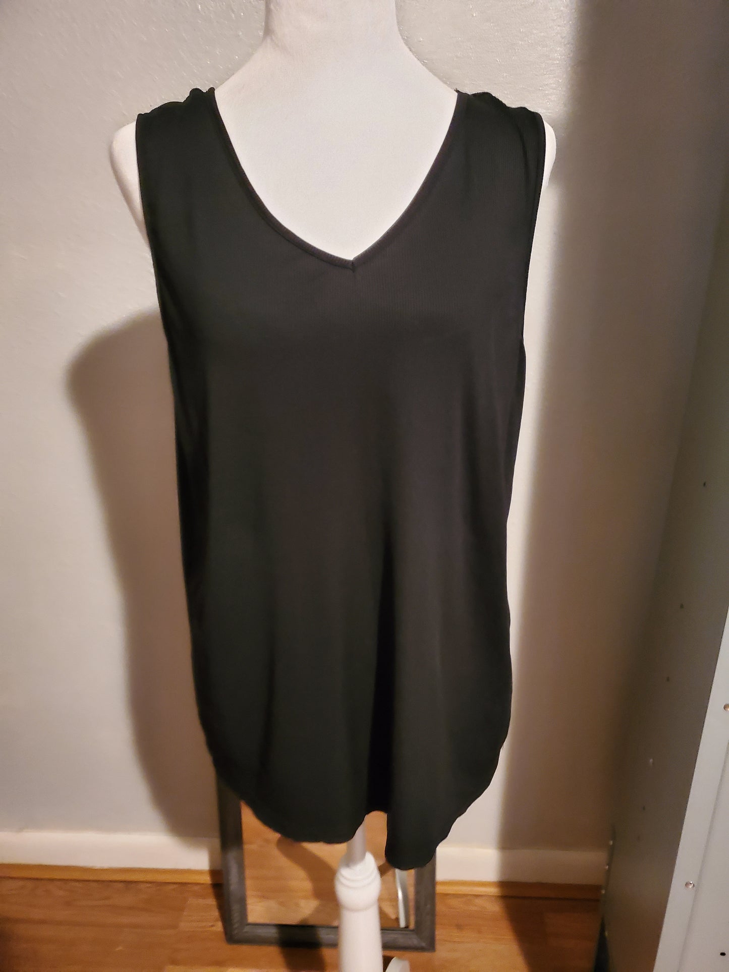 Black Tank w/white lace blouse 7B