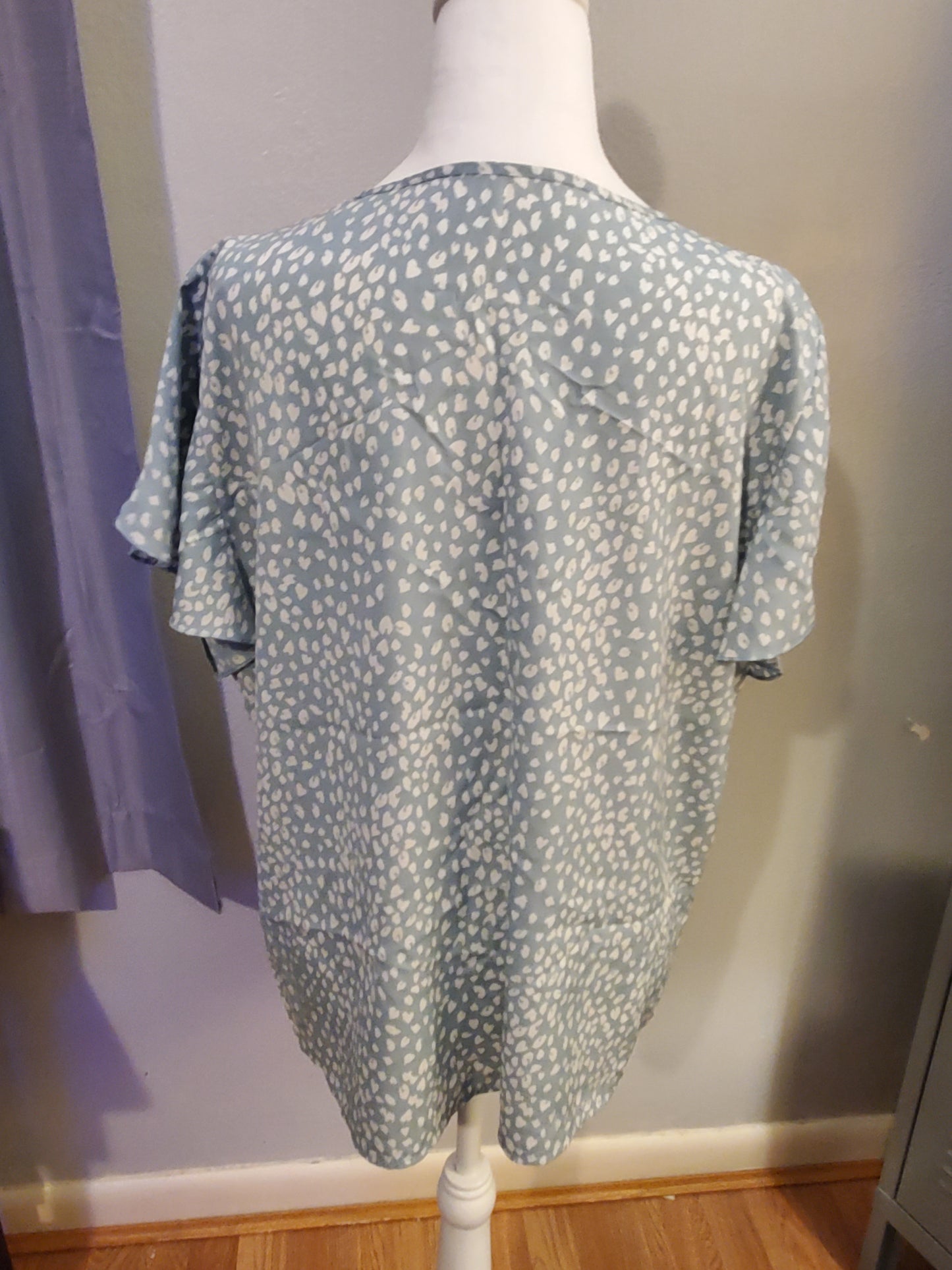 Pale blue/white spots 5B