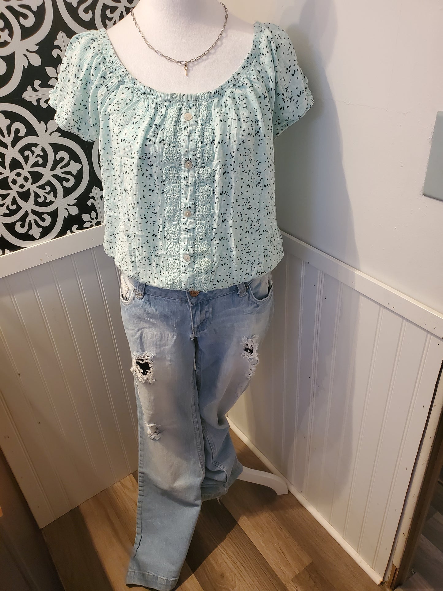 Pale green w/flowers cropped Blouse 17B