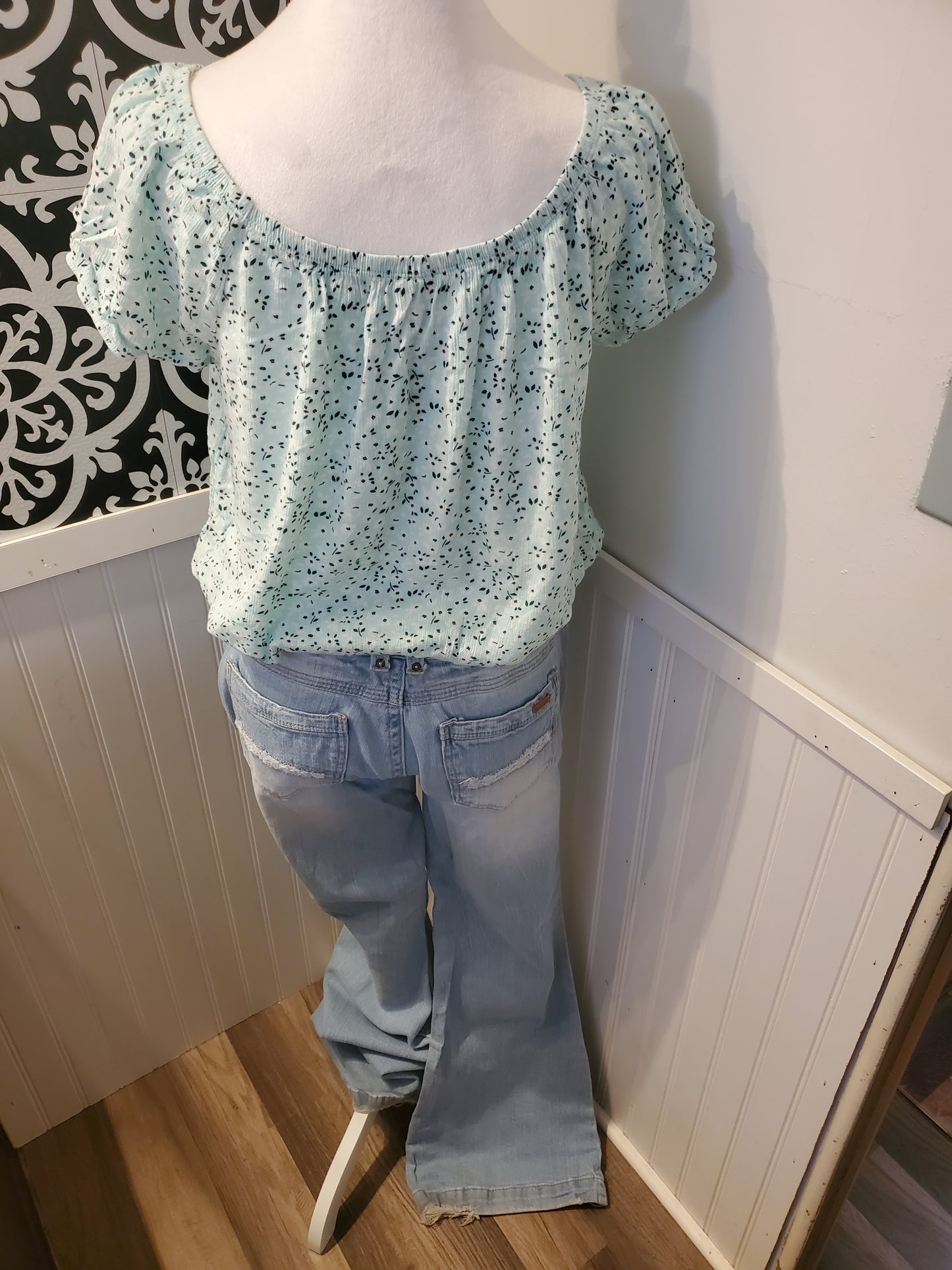 Pale green w/flowers cropped Blouse 17B