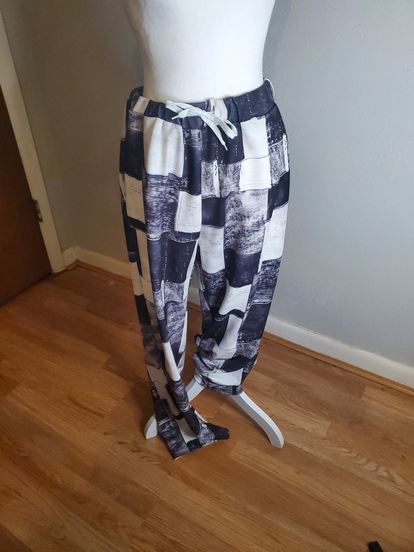 Checkered black and white sweatpants 37E  Size 1xl  Never Worn